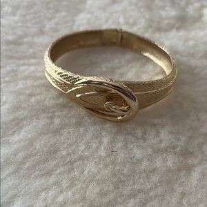 Avon vintage Women's Gold-Tone Sculpted Hinged Bracelet belt buckle